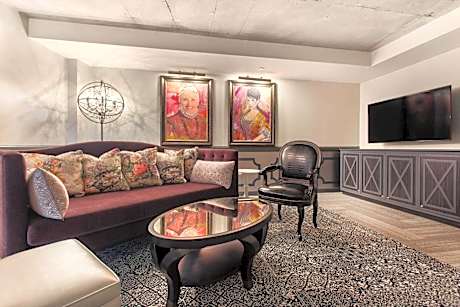 Suite, 1 King Bed, Two Person Sofa Bed, Mobility Accessible, Roll-In Shower, Non Smoking