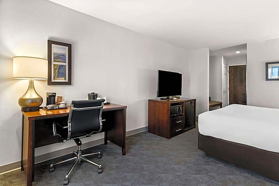 Comfort Inn & Suites near Tinley Park Amphitheater