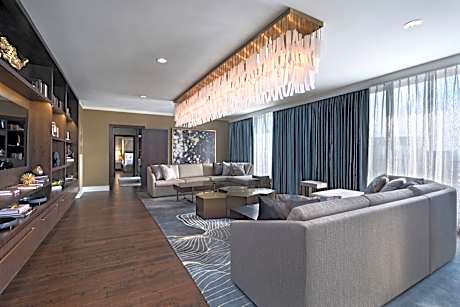 Pinnacle, Concierge level, 1 Bedroom Suite, 1 King, Sofa bed, High floor