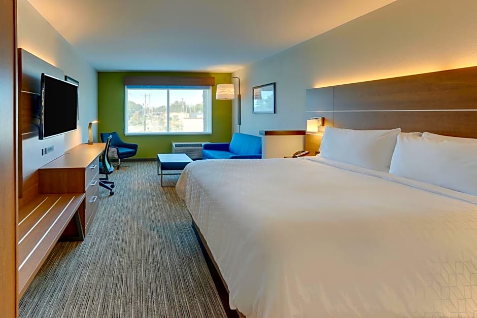 Holiday Inn Express & Suites Roanoke - Civic Center