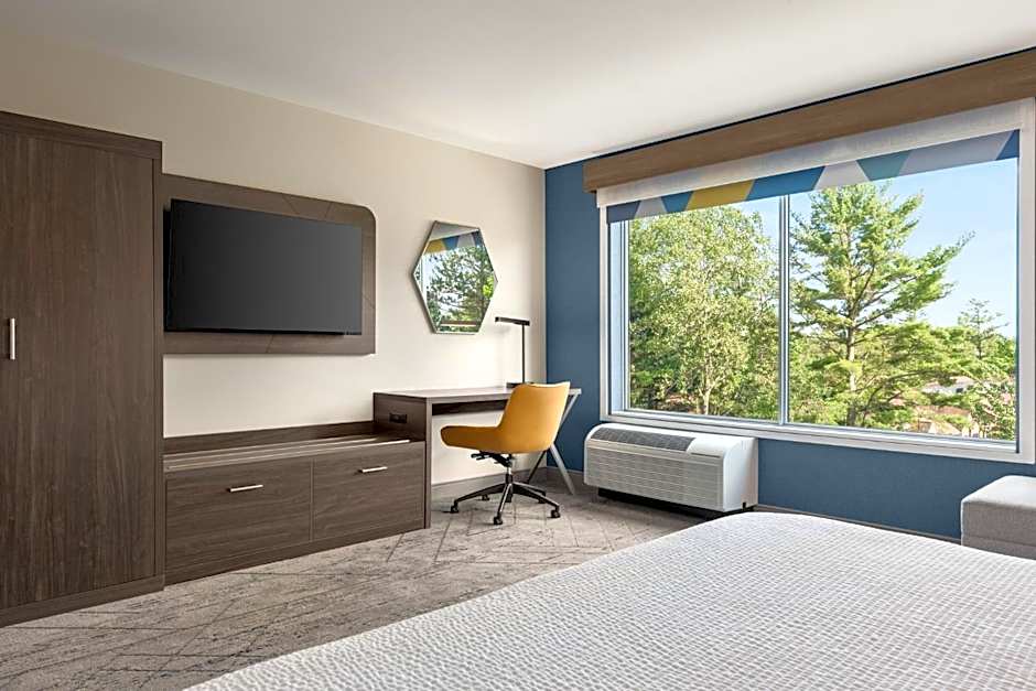 Holiday Inn Express & Suites Rhinelander, an IHG Hotel