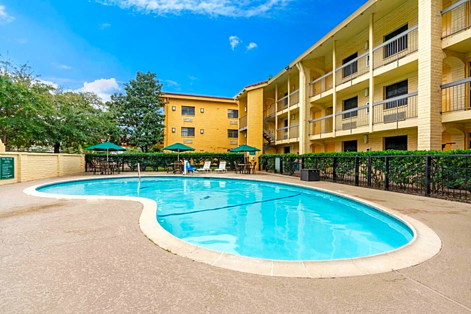 Super 8 by Wyndham The Woodlands North