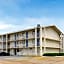 Super 6 Inn & Suites Baton Rouge