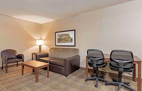 Deluxe Studio with Two Queen Beds - Non-Smoking