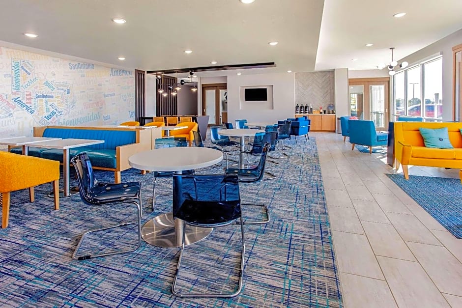 La Quinta Inn & Suites by Wyndham San Antonio Alamo City