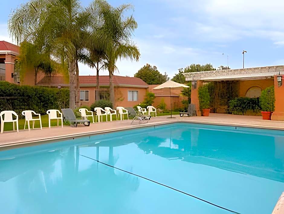 Merced Inn & Suites