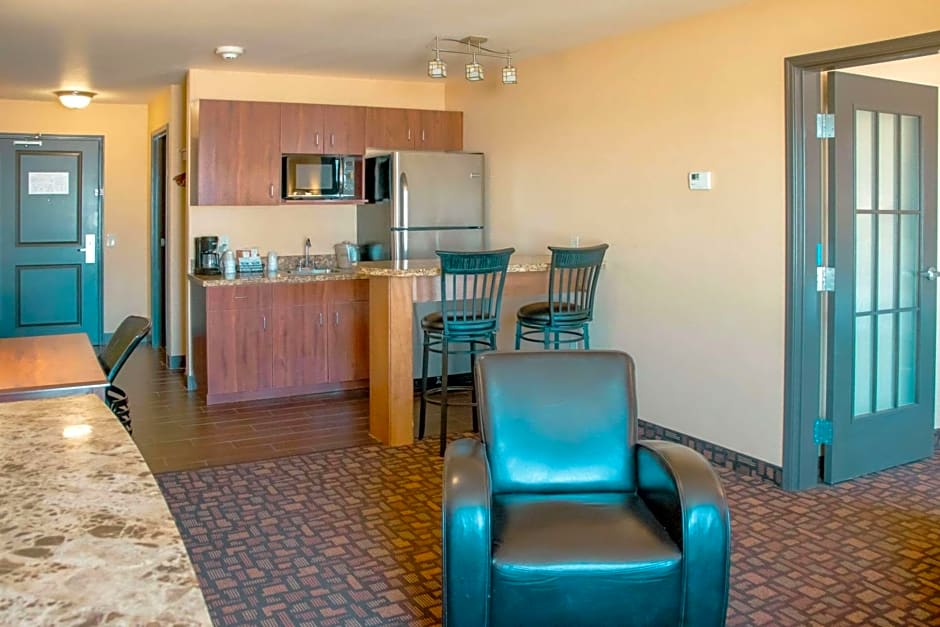 Grand Forks Lodge and Suites