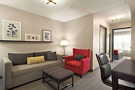 1 Queen Bed Suite Nonsmoking Accessible