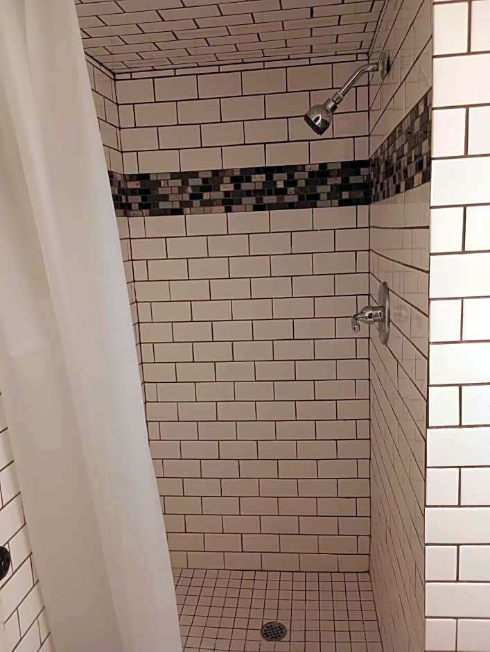Cedar Inn & Suites