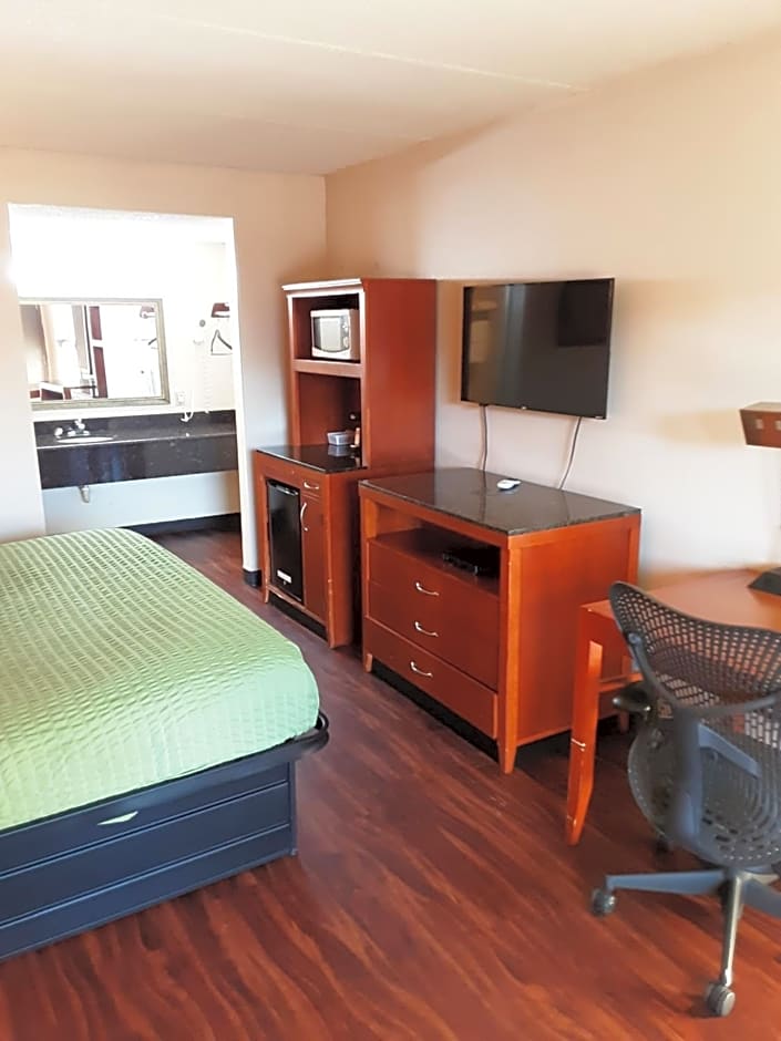 Econo Lodge Inn & Suites - Griffin