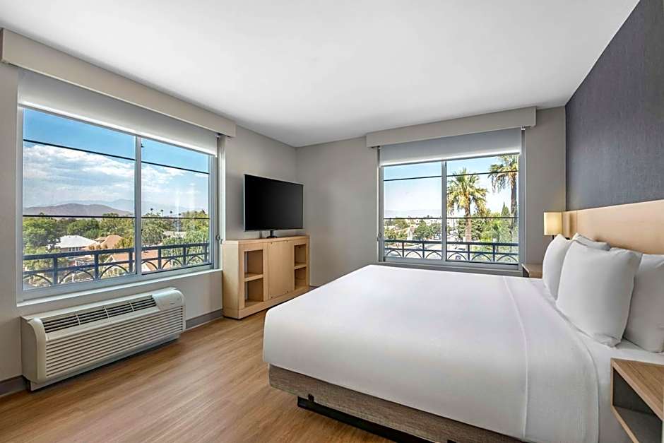 Hyatt Place Riverside Downtown