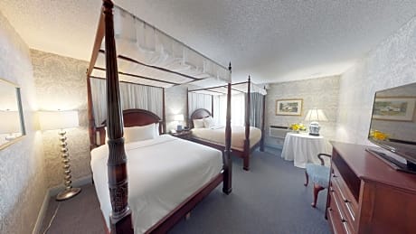 Deluxe Queen Room with Two Queen Beds