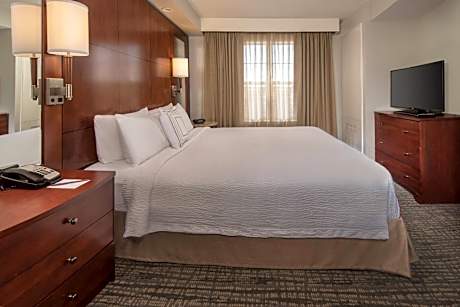 One-Bedroom King Suite with Sofa Bed and Adapted Tub - Mobility and Hearing Accessible