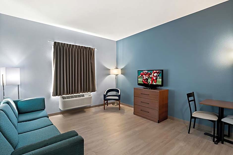 HomeTowne Studios by Red Roof East Lansing - Okemos