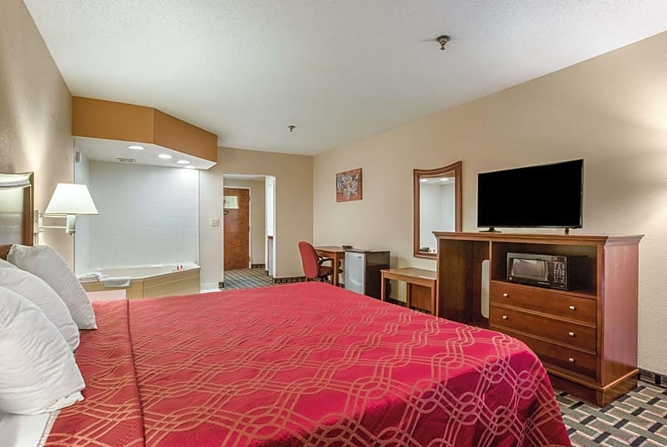 Econo Lodge Inn & Suites Marietta