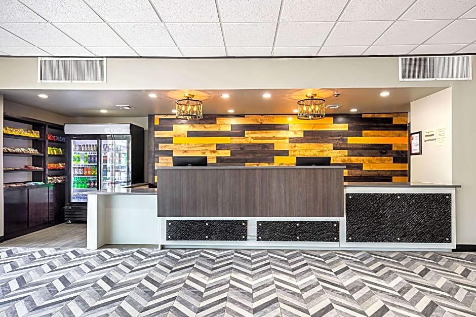 Clarion Inn & Suites Near Downtown