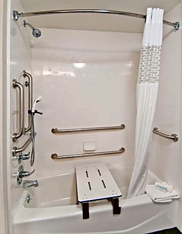 2 Queens Mobility/Hearing Access Tub Nosmok
