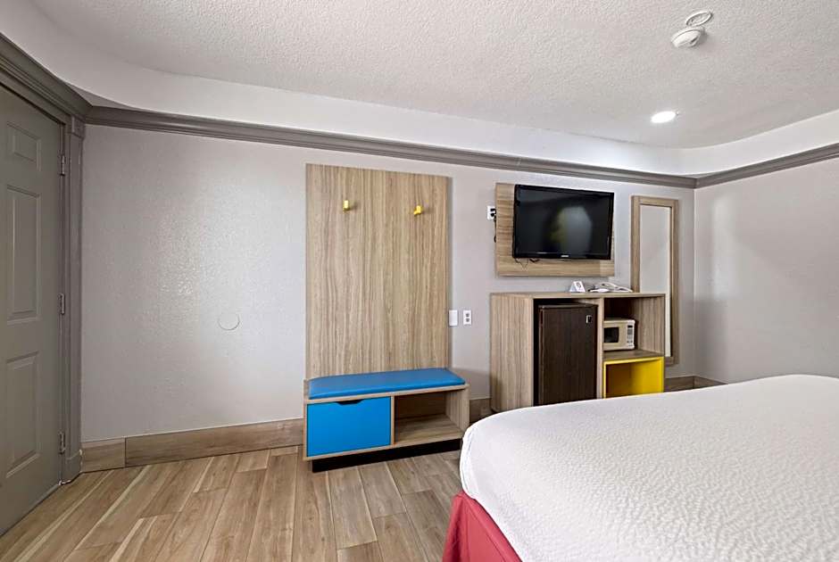 Days Inn by Wyndham Kenedy