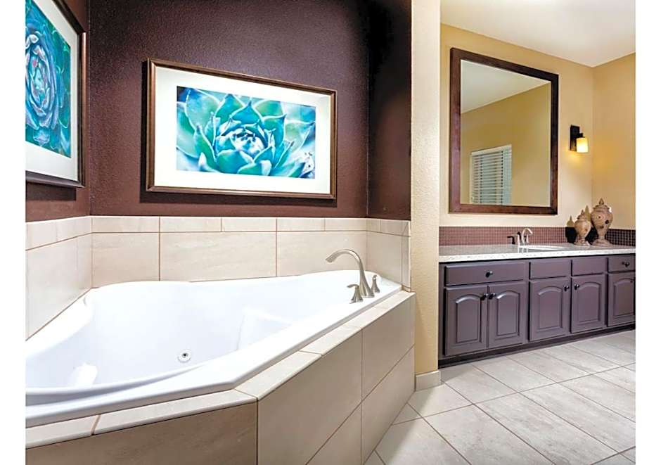 Deluxe 3-BR Condo - Lazy River Summer Fun - Special Offer Now!