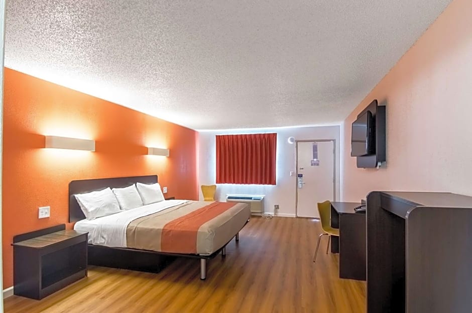 Motel 6-Clinton, OK