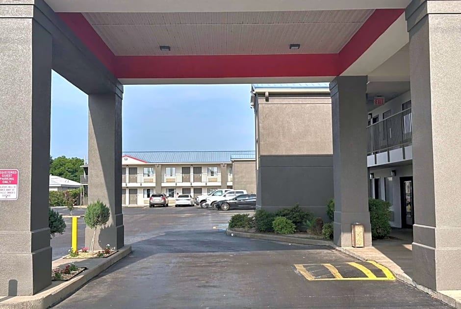 Super 8 by Wyndham Monroe