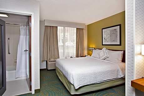 Suite Accessible King Size Bed