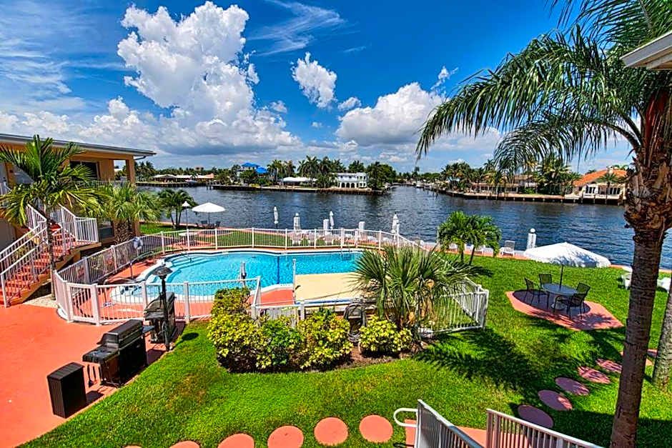 Aloha Condominium On the Intracoastal-Walk to the Beach