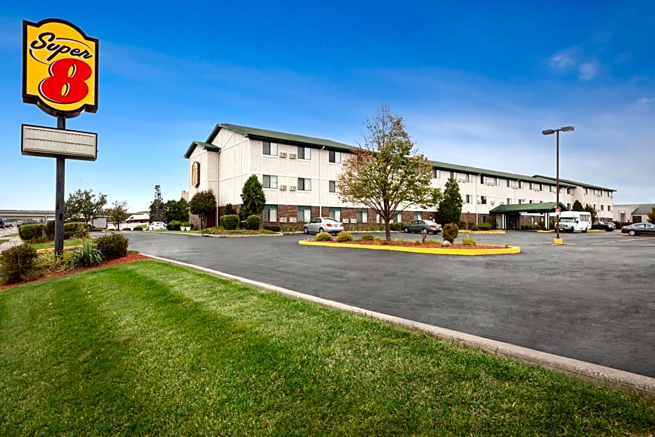 Super 8 by Wyndham Milwaukee Airport