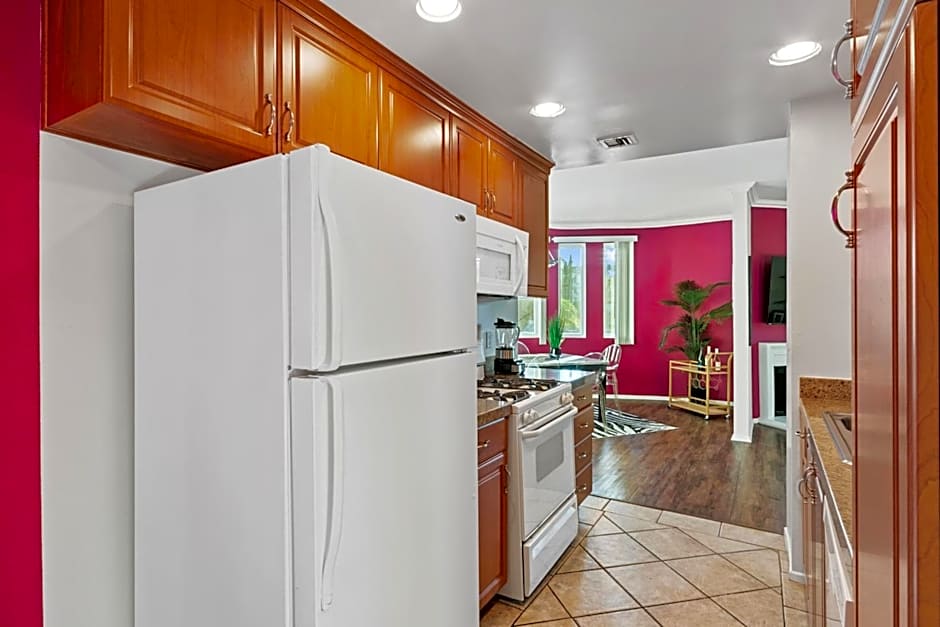 Beverly Hills Chic 2 bed 2bath with Patio and Parking 309