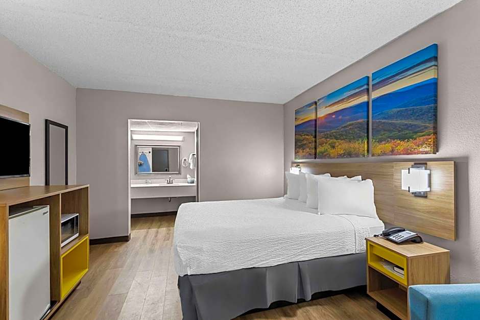 Days Inn by Wyndham Clayton