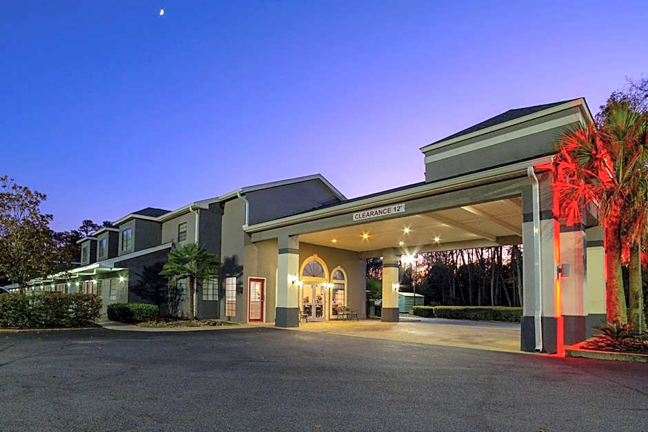 Econo Lodge Inn & Suites