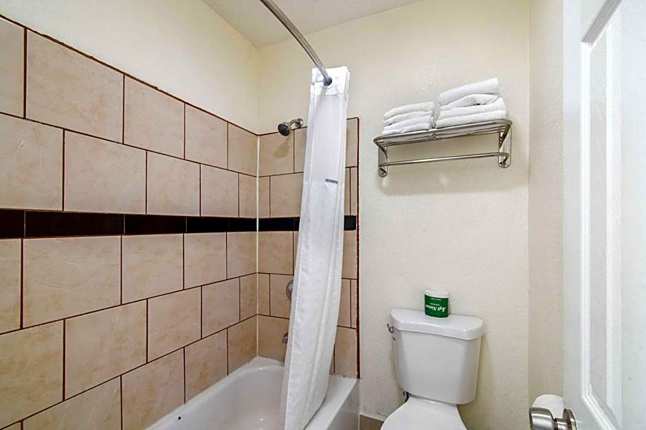 Howard Johnson Suites by Wyndham San Diego Chula Vista/BayFt