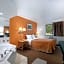 Travelodge by Wyndham Muskegon