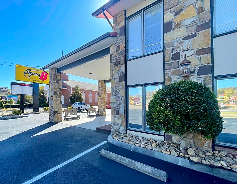 Super 8 by Wyndham Pigeon Forge Downtown