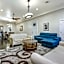 Modern 4BR Penthouse in Downtown by Hosteeva