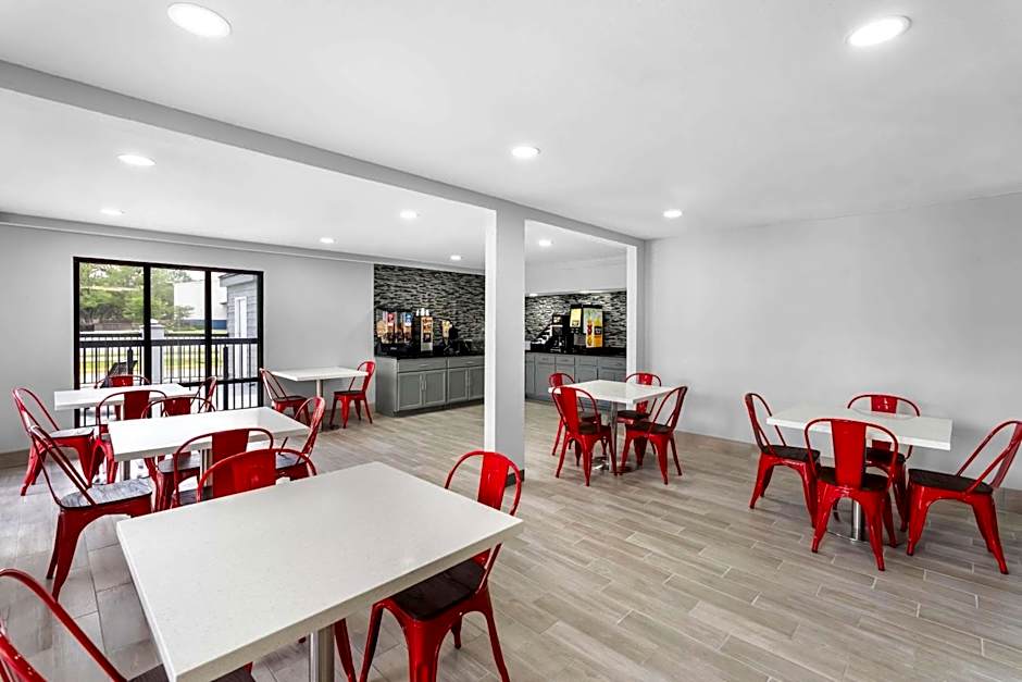 Econo Lodge Inn & Suites