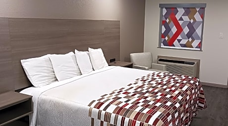 ADA Accessible Superior King Bed with Roll-In Shower Non-Smoking