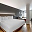 Comfort Inn & Suites Newark Liberty International Airport