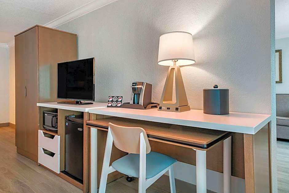 Winter the Dolphin's Beach Club, Ascend Hotel Collection