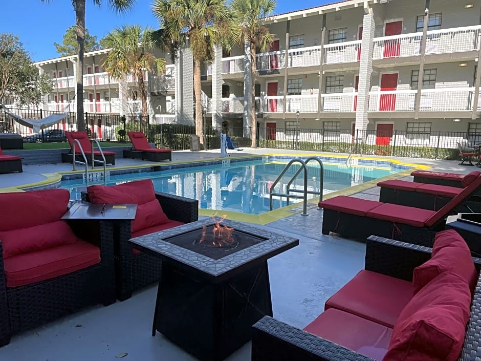 Casa Bella Inn & Suites