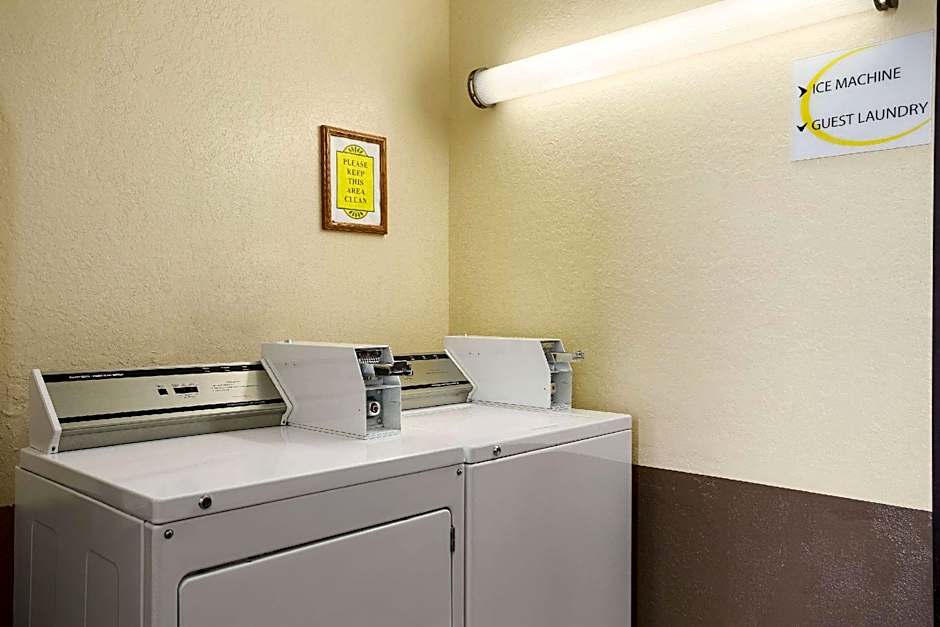 Super 8 by Wyndham Cedar Rapids