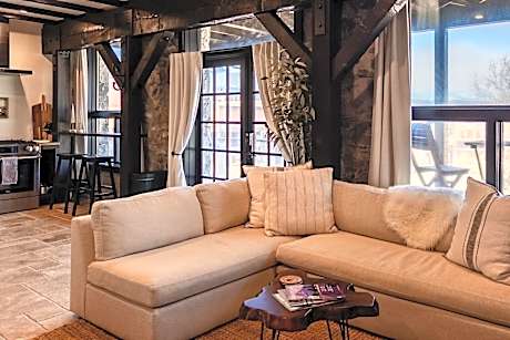 Horsefeathers Hotel