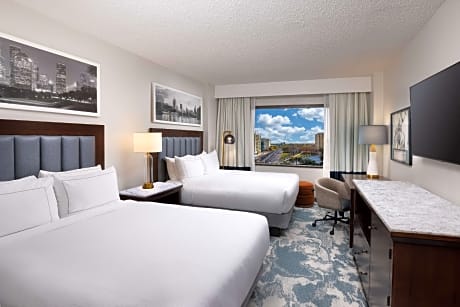 2 Queen Beds Guestroom With Mini Fridge