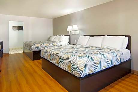 Double Room with Two Double Beds - Smoking