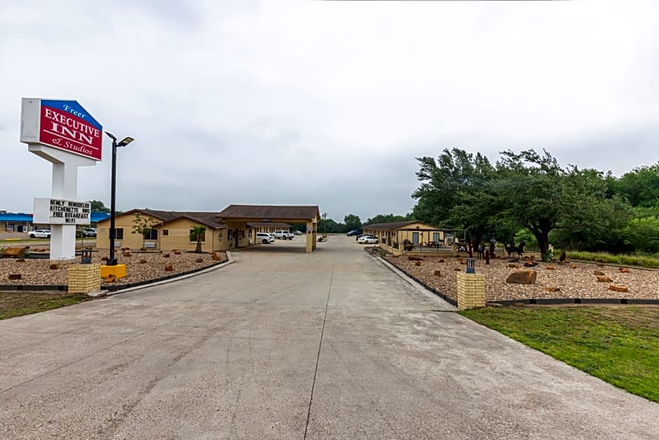 Freer Executive Inn & Studios by OYO
