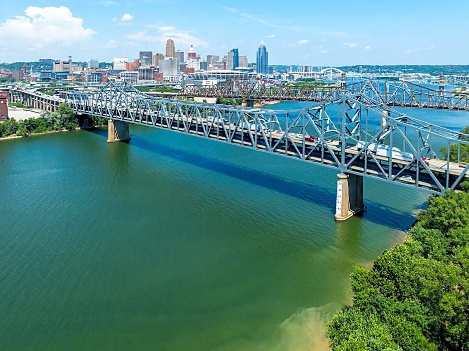 Holiday Inn Express and Suites Cincinnati Riverfront