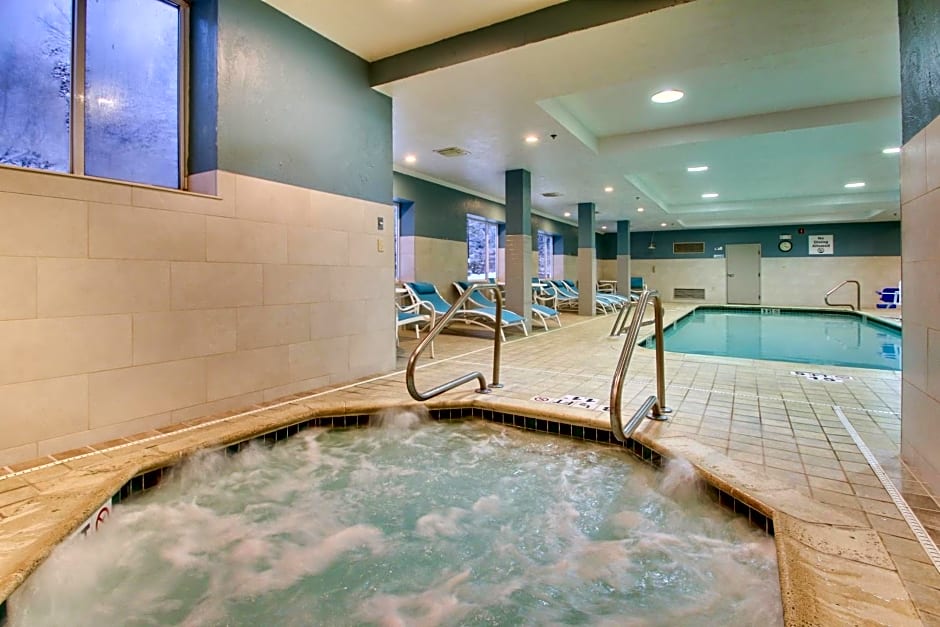 Holiday Inn Express & Suites LINCOLN EAST - WHITE MOUNTAINS