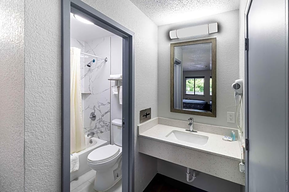 Rodeway Inn At Fort Lee