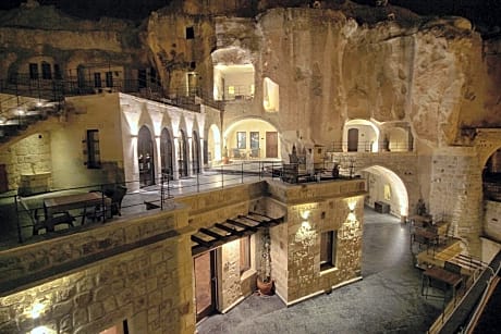 1811 Cave Hotel