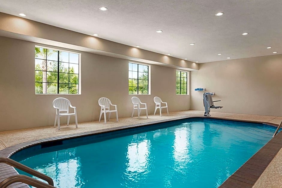 Days Inn & Suites by Wyndham Greater Tomball